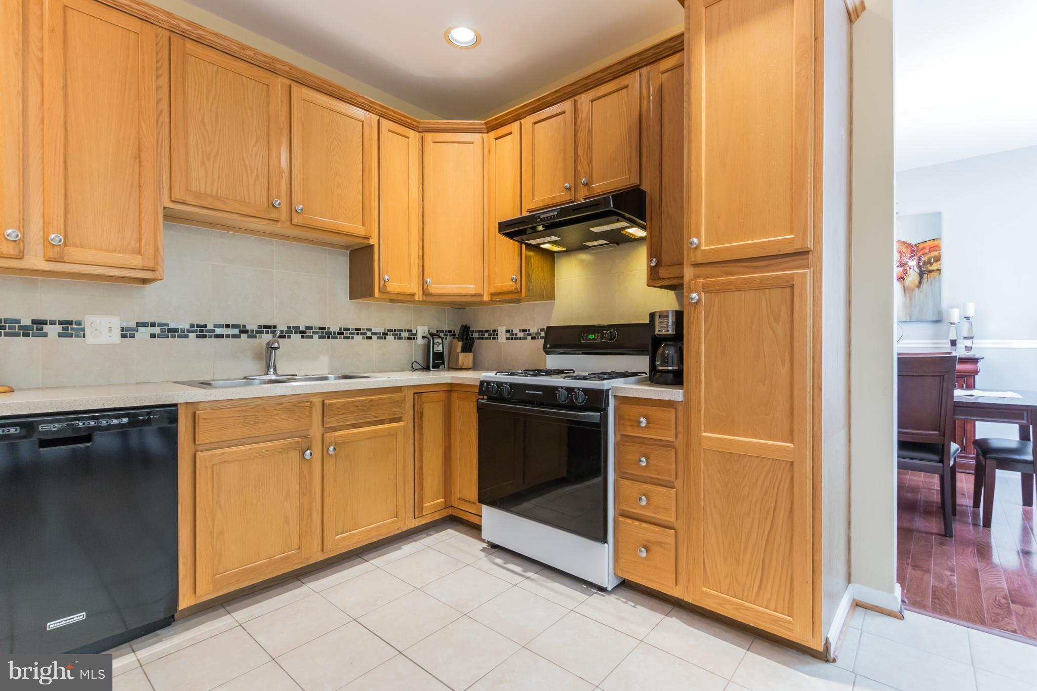 8100 Pepper Ridge Way Gaithersburg, MD 20877 - Photo 9 of 30 Kitchen features gas cooking