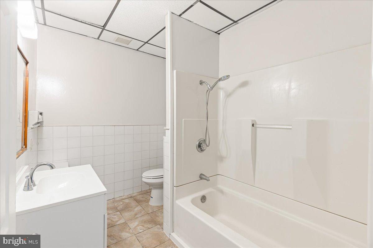 245 Warren Street Beverly, NJ 08010 - Photo 11 of 20 a bathroom with a bathtub and a sink