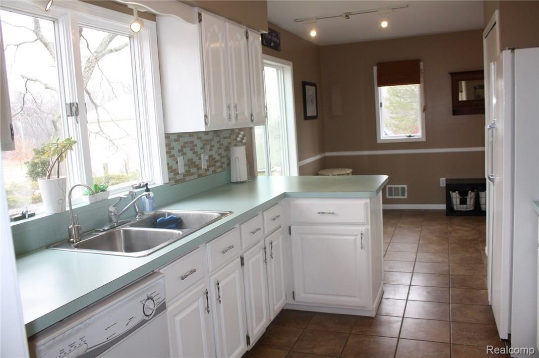 Kitchen 2.JPG