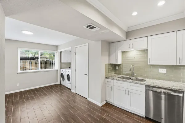 $1,975 | 2325 Triway Lane, Unit 208, Houston, TX 77043