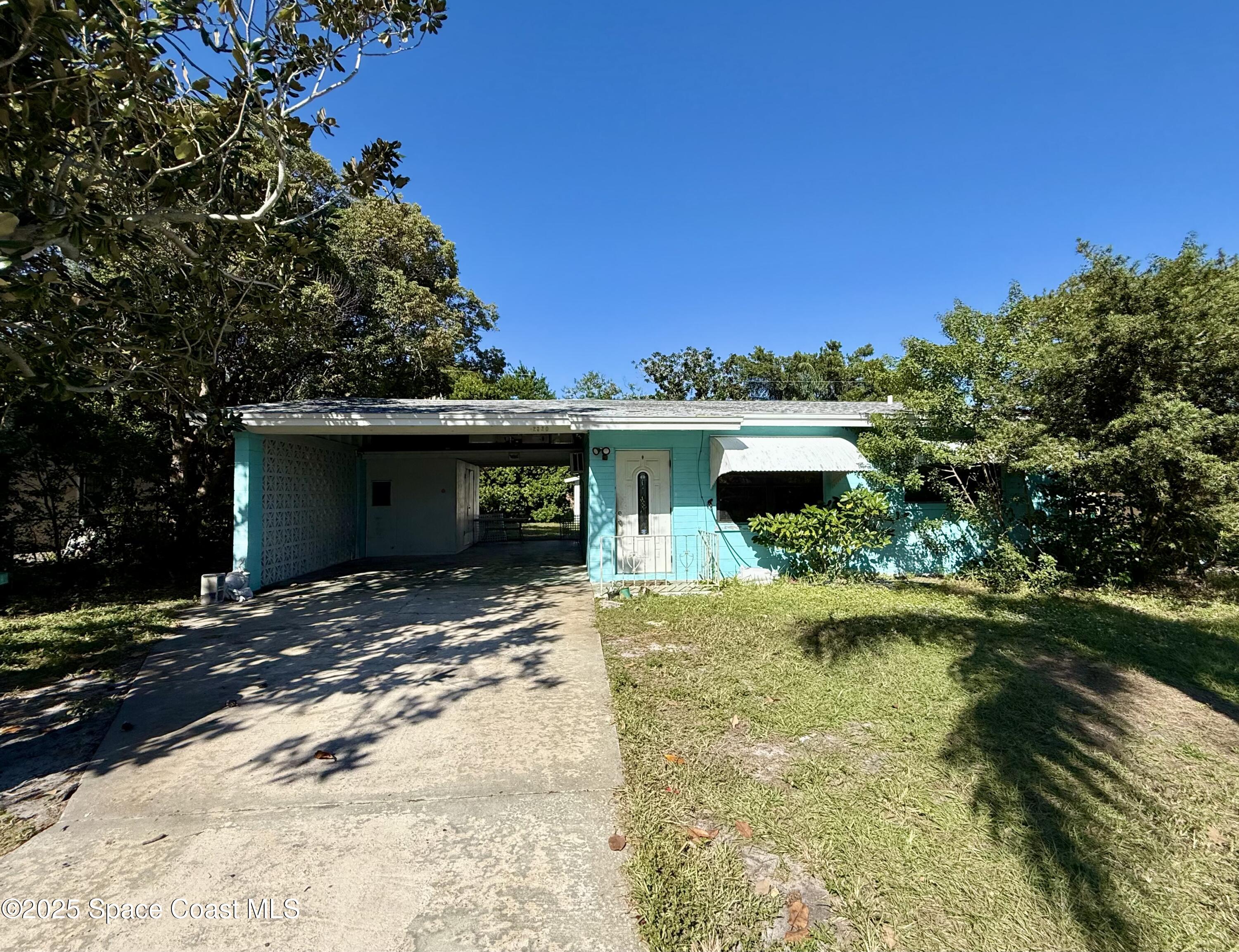 a view of a house with a yard