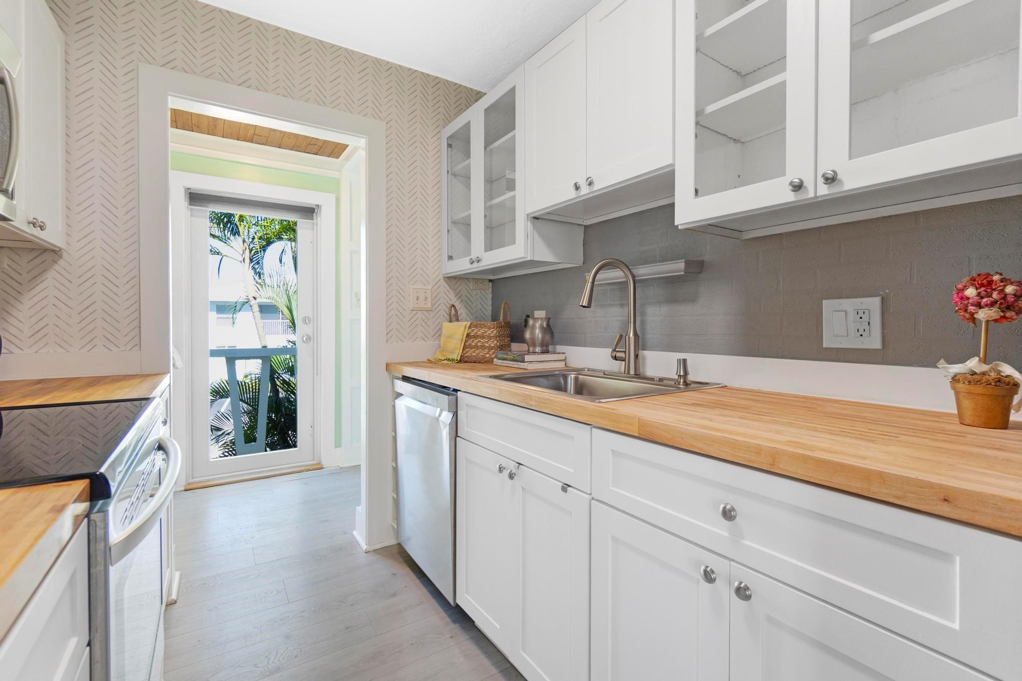 2755 Northeast 28th Avenue, Unit C2 Lighthouse Point, FL 33064 - Photo 3 of 32 Photo 3