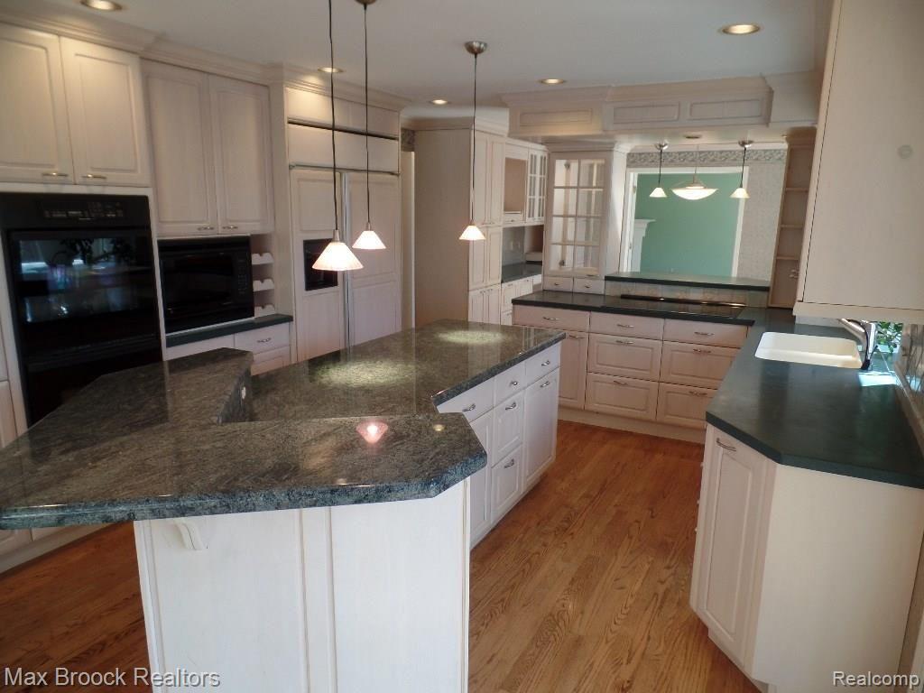 4026 Nearbrook Road Bloomfield Hills, MI 48302 - Photo 8 of 52 010.jpg
