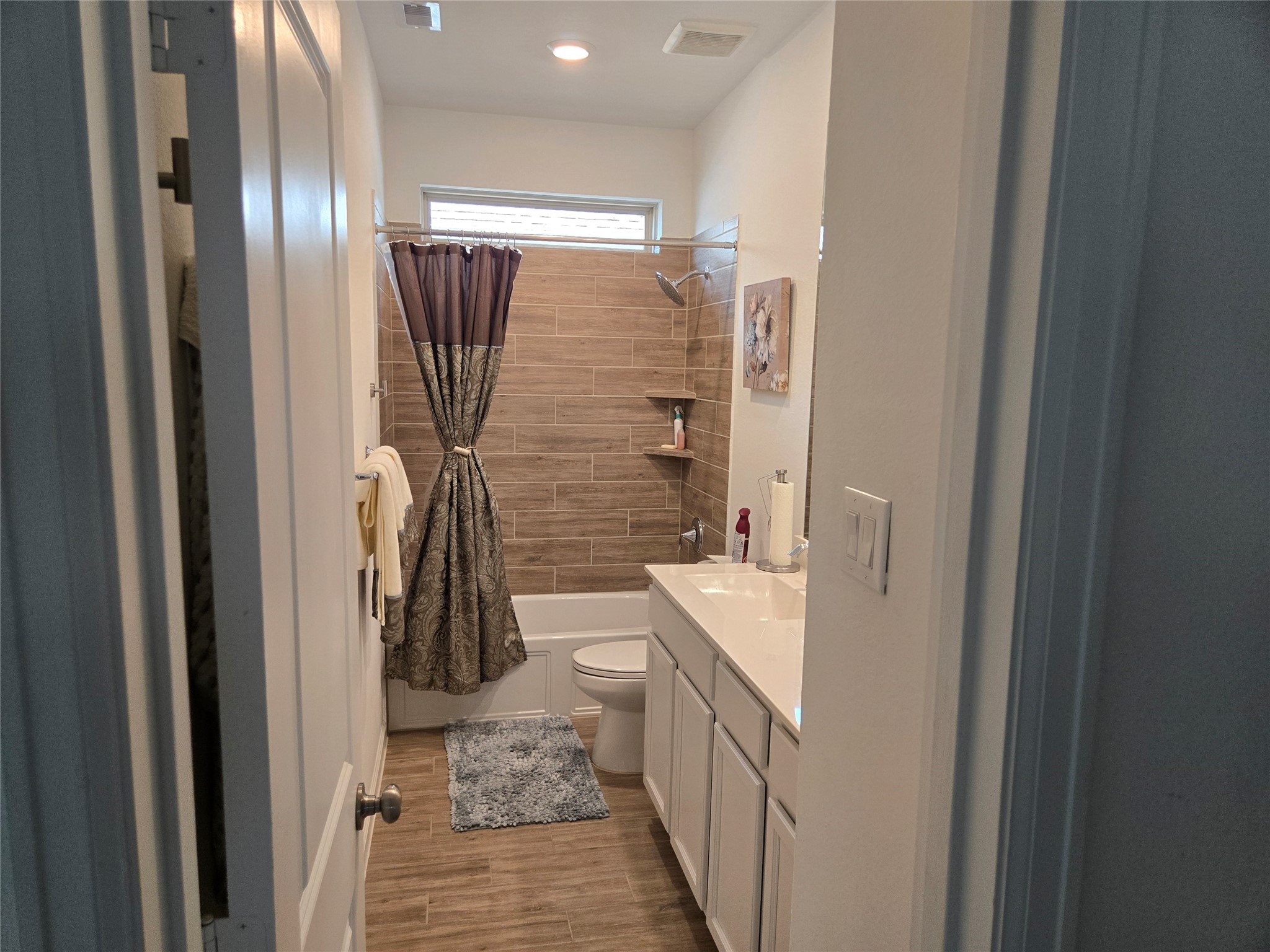 5035 Sierra Ridge Drive Rosenberg, TX 77469 - Photo 15 of 26 Second bedroom features an elegant full bathroom for comfort and convenience.
