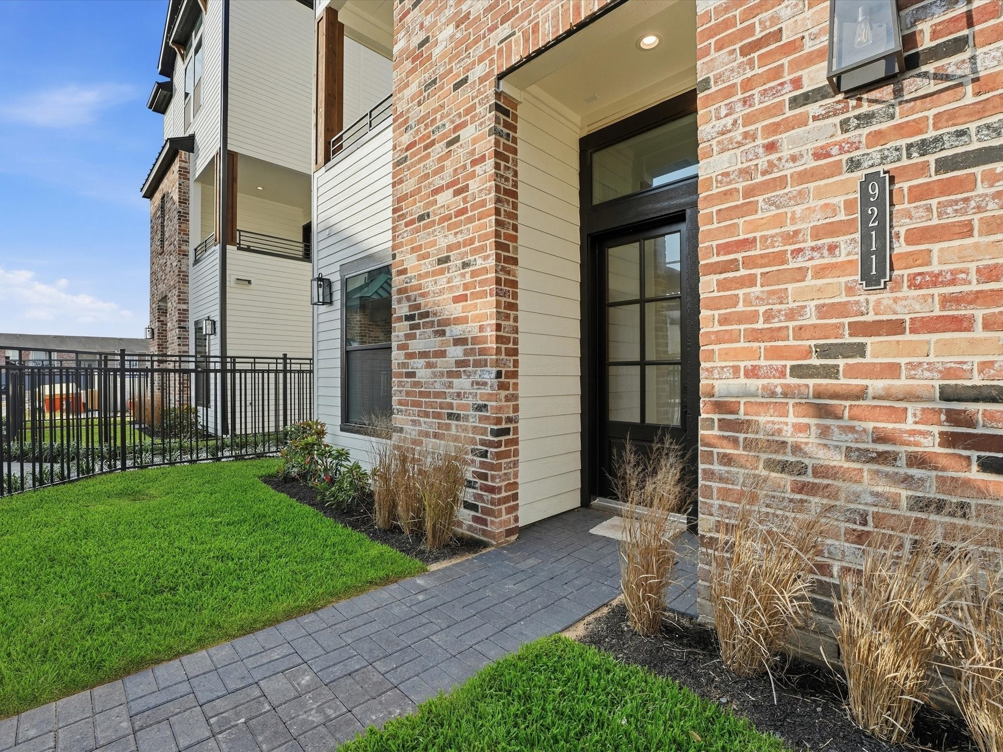 9211 Fort George Street Houston, TX 77063 - Photo 8 of 27 Private Front Yard for 9368 Plan