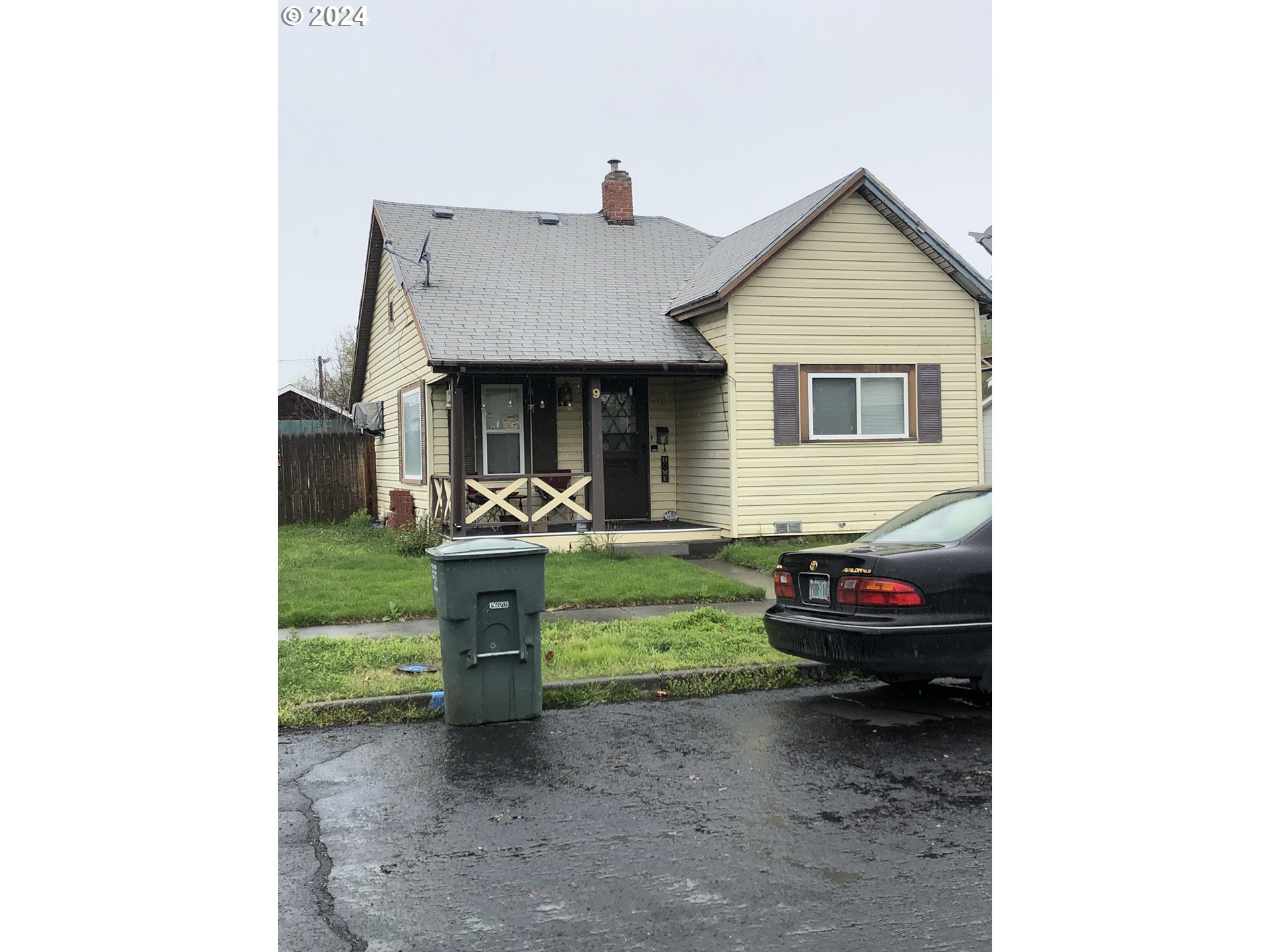 9 Southeast 9th Street Pendleton, OR 97801 - Photo 2 of 2 a front view of a house with garden