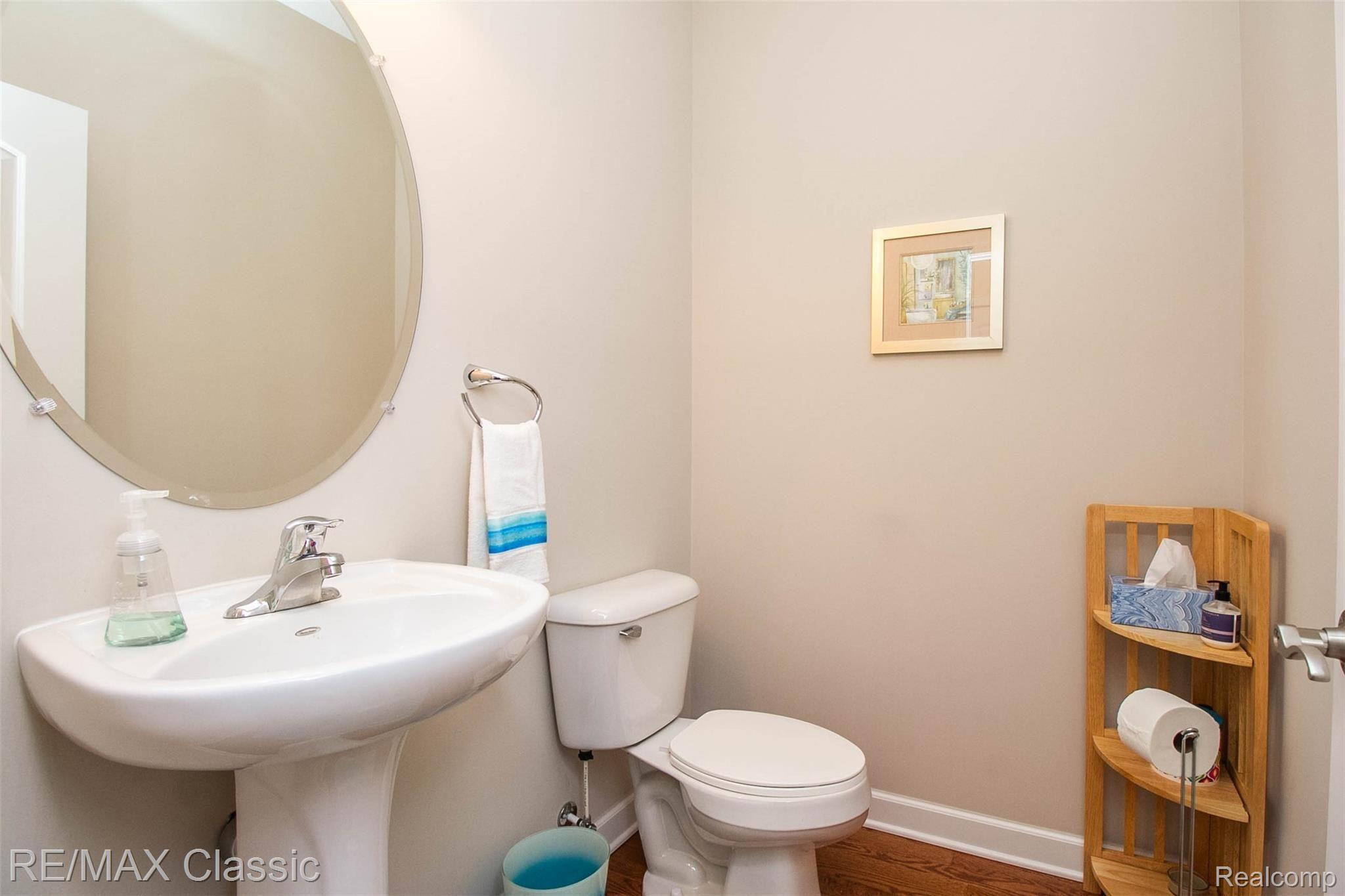27135 Victoria Road Novi, MI 48374 - Photo 47 of 54 Entry level half bath