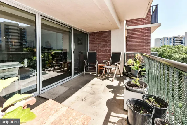 $2,950 | 1300 Army Navy Drive, Unit 817, Arlington, VA 22202