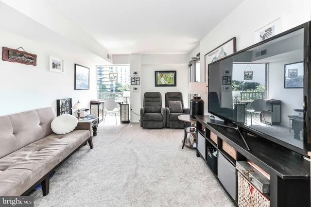 $2,950 | 1300 Army Navy Drive, Unit 817, Arlington, VA 22202