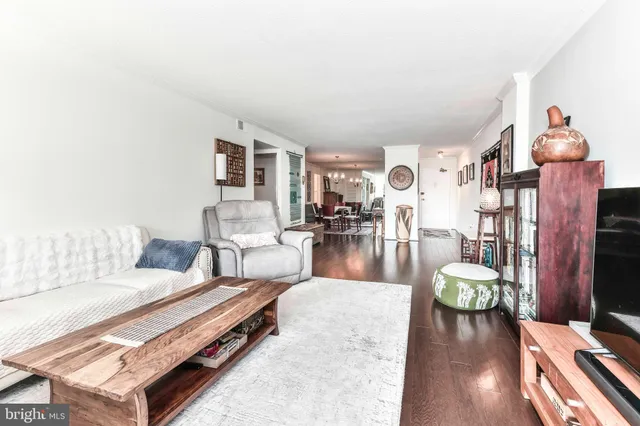 $2,950 | 1300 Army Navy Drive, Unit 817, Arlington, VA 22202