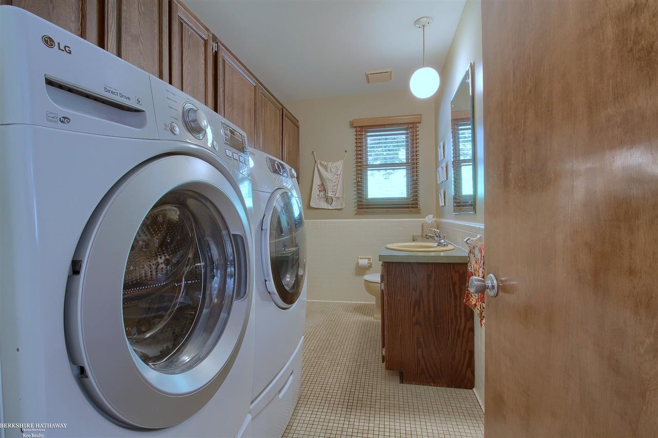 1610 East Gunn Road Rochester, MI 48306 - Photo 21 of 38 Laundry Room - Powder