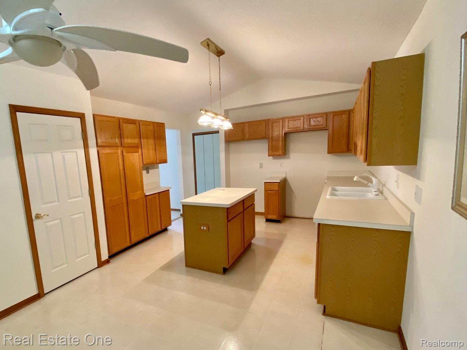 21951 Lancrest Court, Unit 294 Farmington, MI 48335 - Photo 21 of 43 IMG_8477.jpg