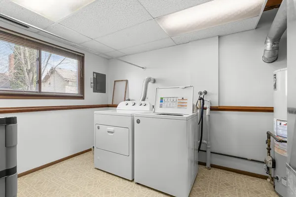 $350,000 | 1072 Cedar Crest Drive, Crystal Lake, IL 60014