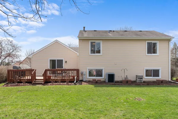 $350,000 | 1072 Cedar Crest Drive, Crystal Lake, IL 60014