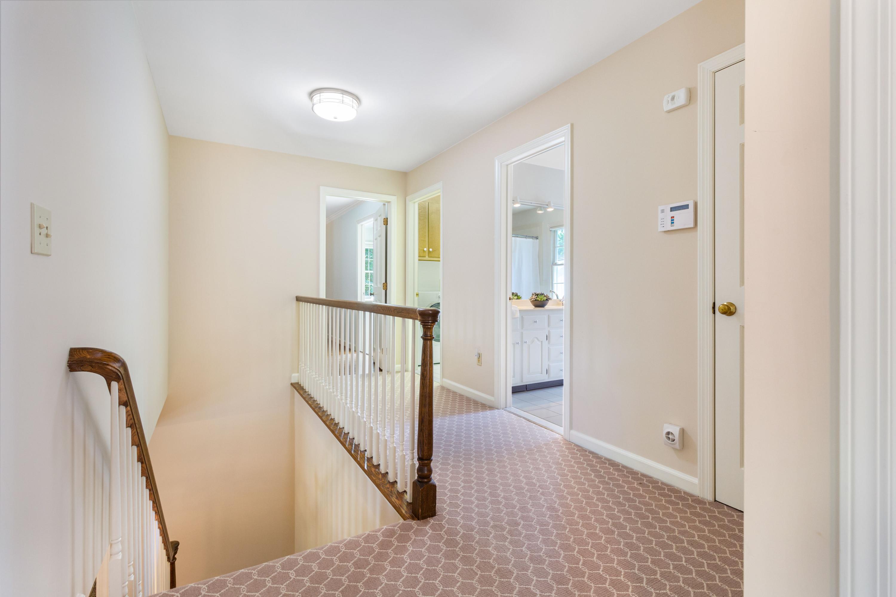 75 Lake Wind Road New Canaan, CT 06840 - Photo 23 of 37 Upstairs hallway