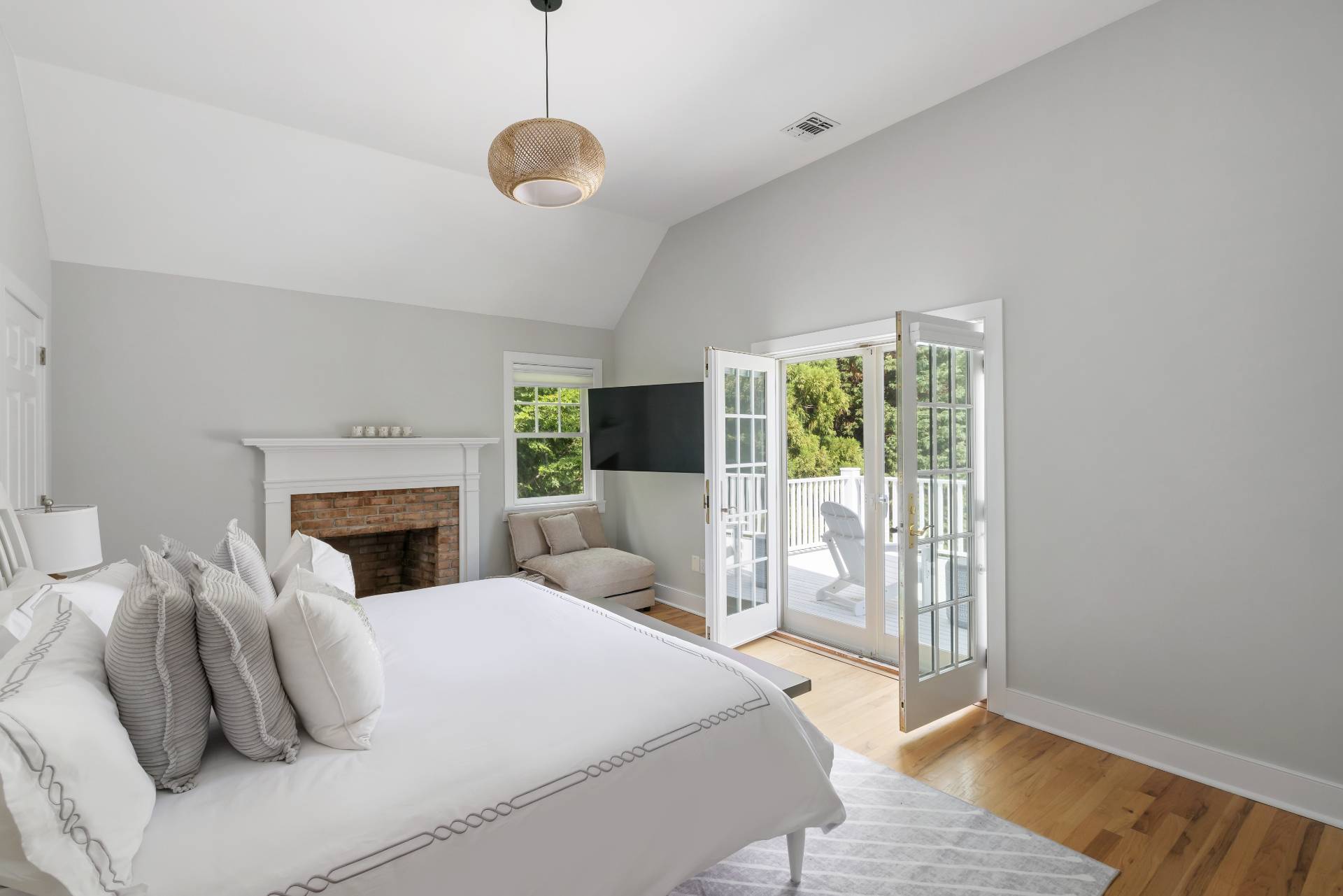 10 Aelfie's Way Bridgehampton, NY 11932 - Photo 19 of 31 a bedroom with bed and a flat tv screen