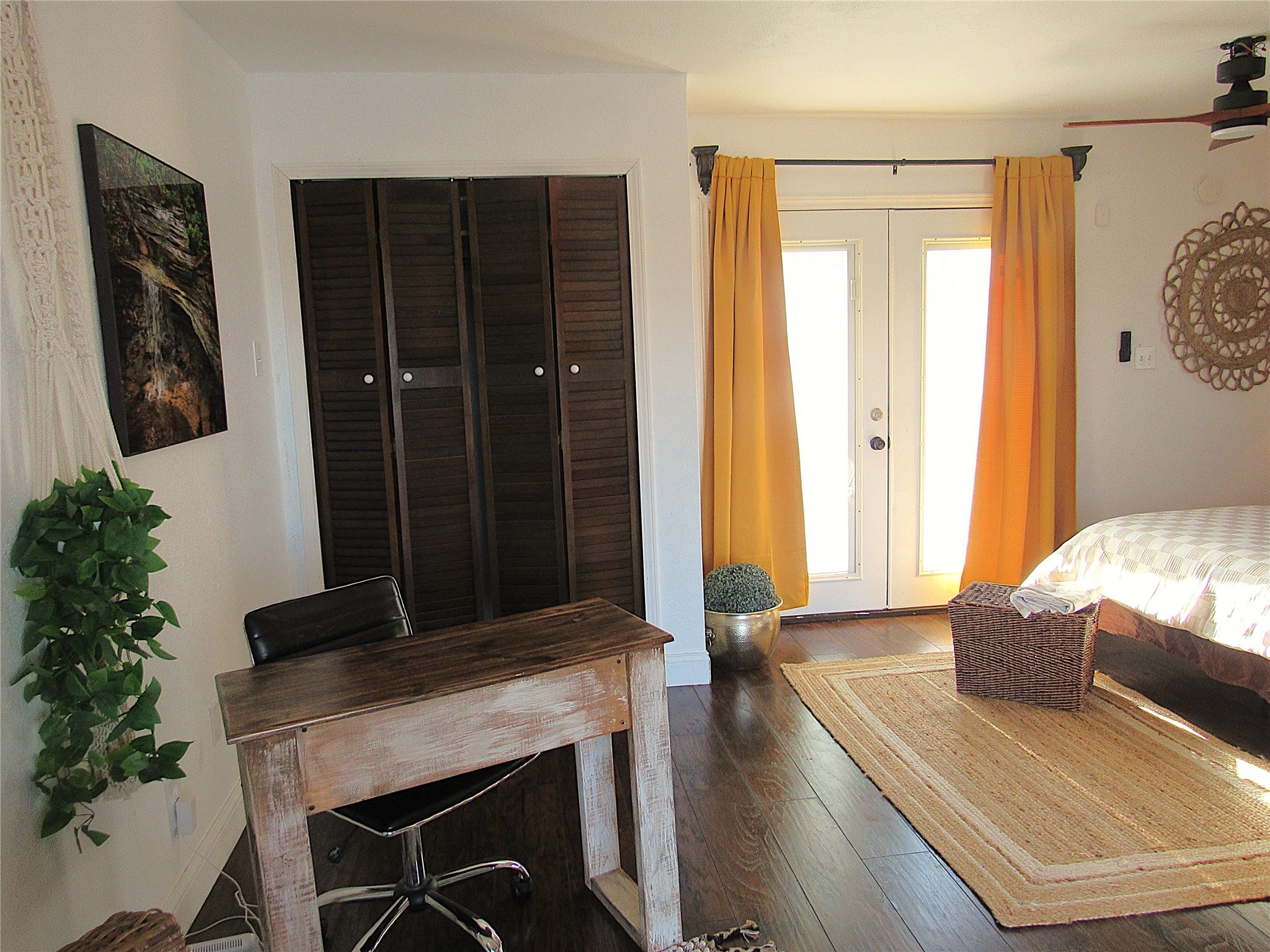 2503 River Crest Houston, TX 77338 - Photo 34 of 35 a living room with furniture and a potted plant