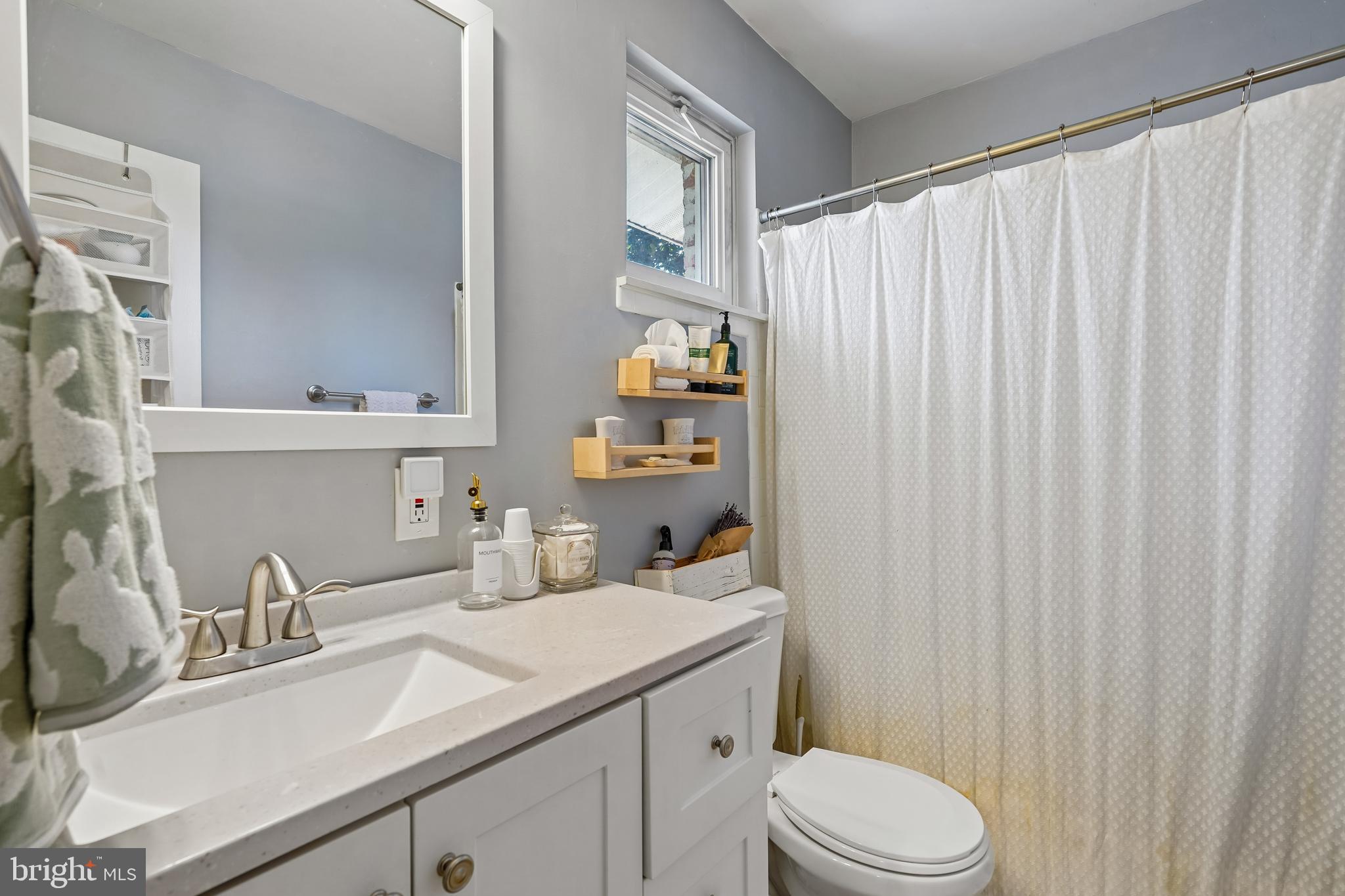 4002 Old Mill Road Alexandria, VA 22309 - Photo 18 of 27 Upper Level Hall Bathroom with Tub