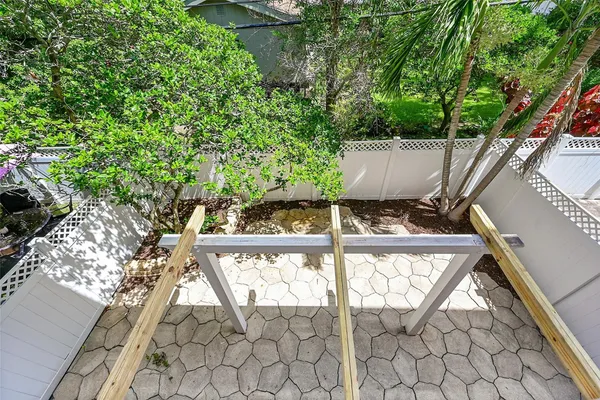 a view of a backyard