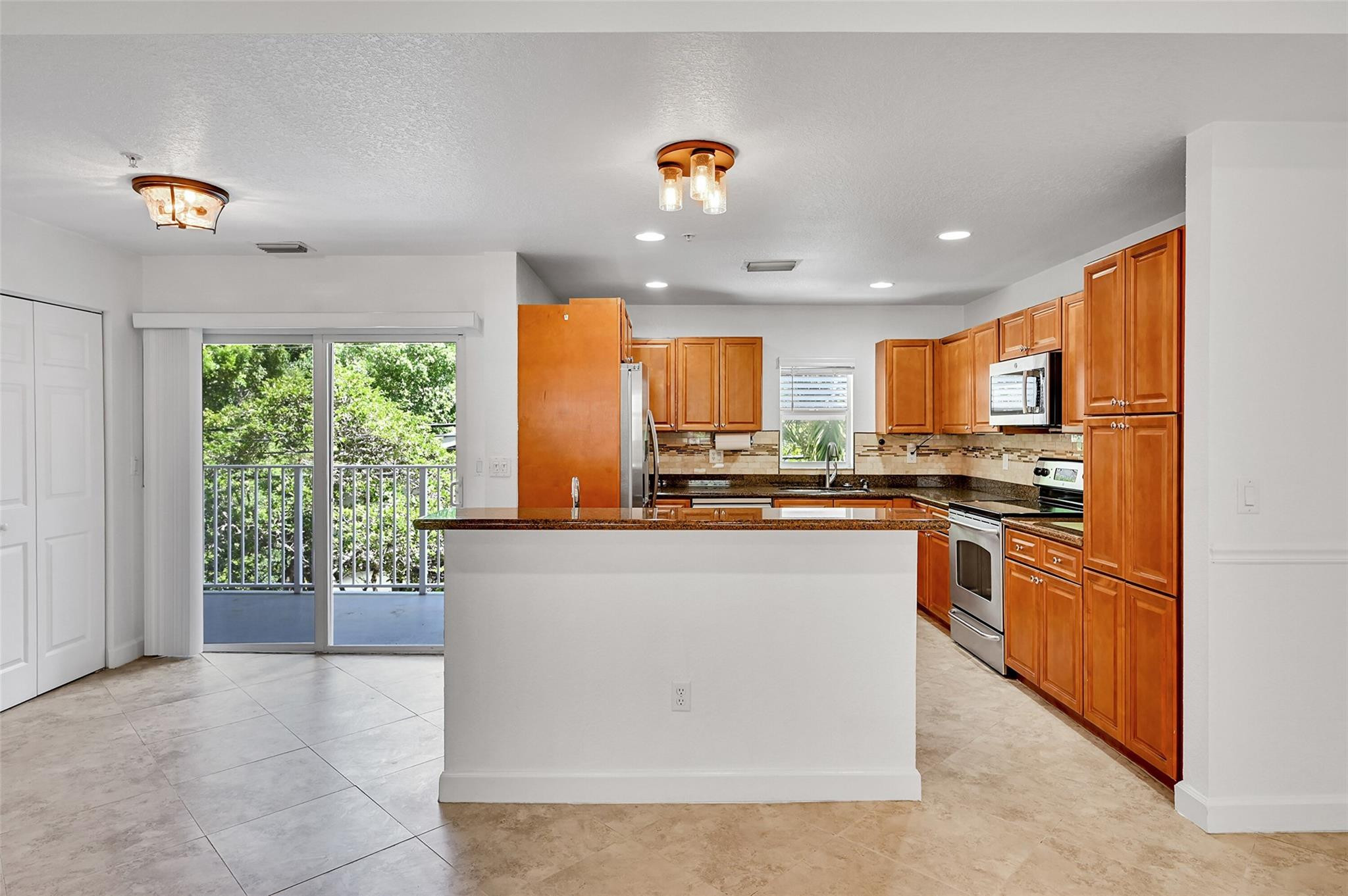 453 Northeast 1st Street Pompano Beach, FL 33060 - Photo 4 of 54 Photo 4