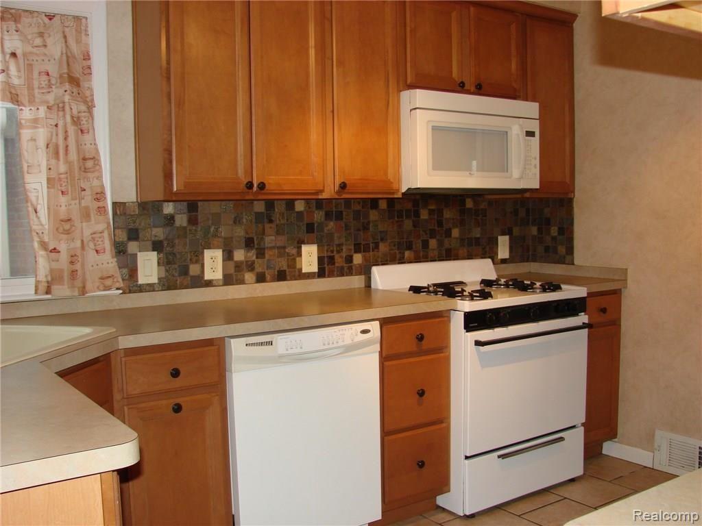 24720 Ridgedale Street Oak Park, MI 48237 - Photo 17 of 31
