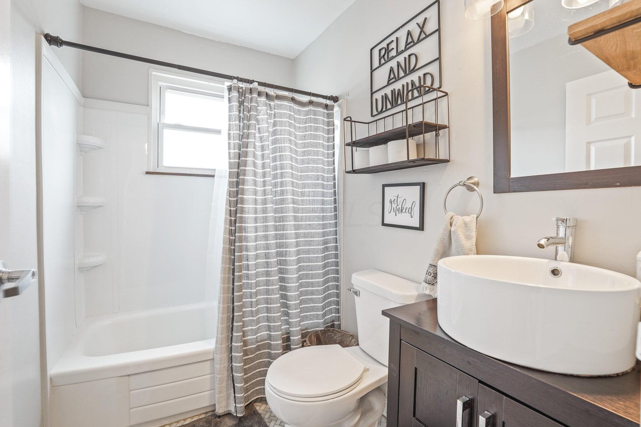 3105 Lewis Road Columbus, OH 43207 - Photo 21 of 30 Updated bathroom, with marble floors