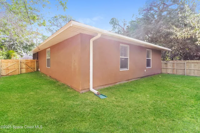 $2,100 | 1545 20th Court Southwest, Vero Beach, FL 32962