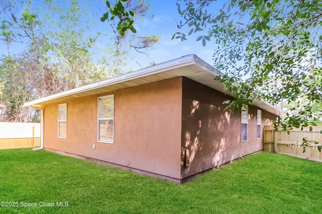 $2,100 | 1545 20th Court Southwest, Vero Beach, FL 32962