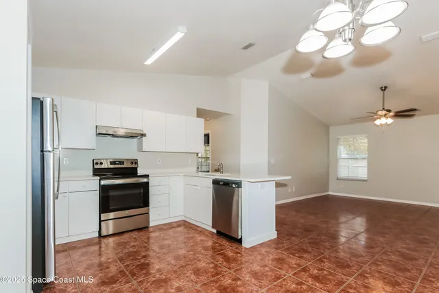 $2,100 | 1545 20th Court Southwest, Vero Beach, FL 32962