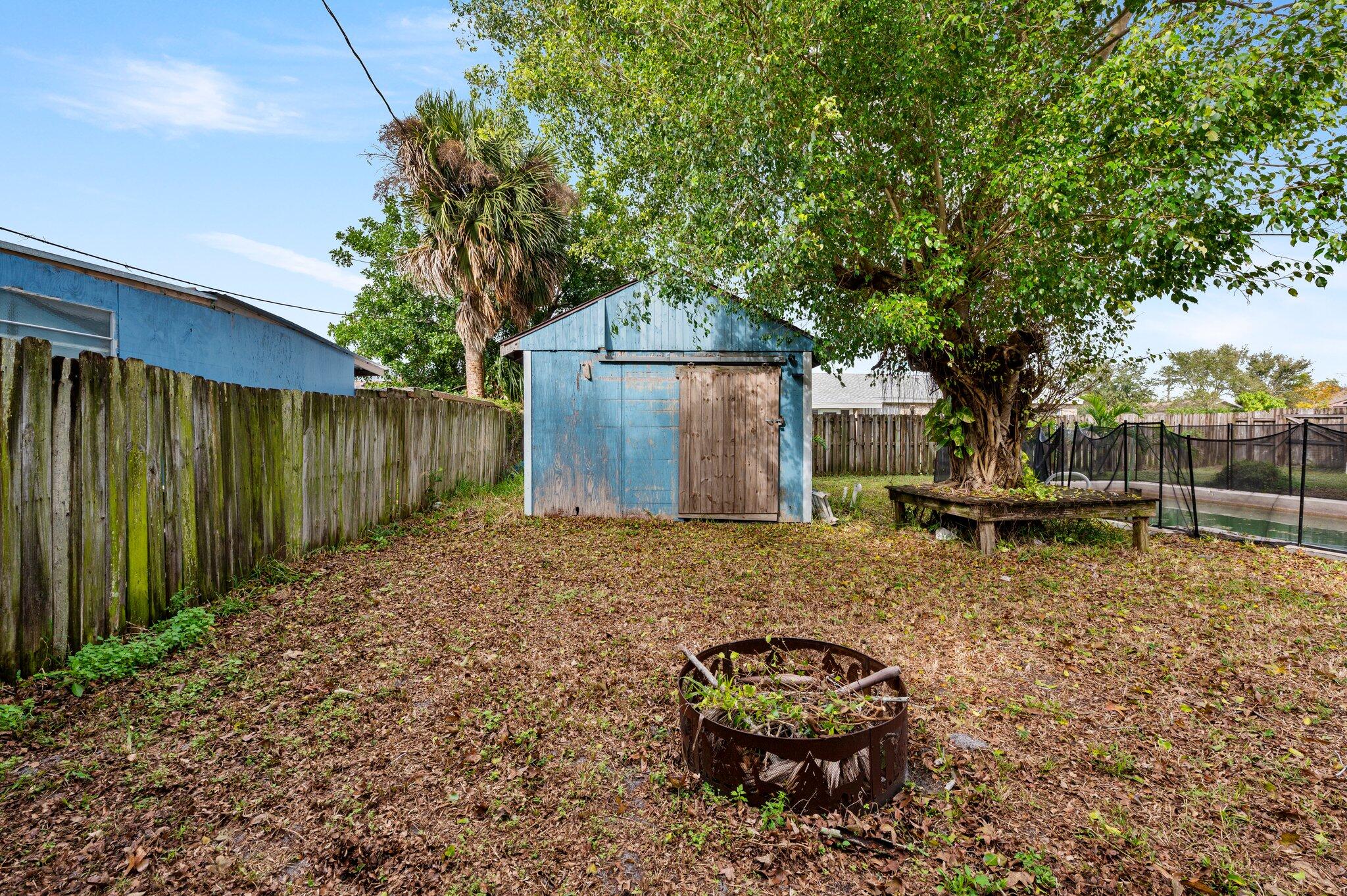 822 Onyx Drive Northeast Palm Bay, FL 32905 - Photo 17 of 21 a backyard of a house with a table and chair
