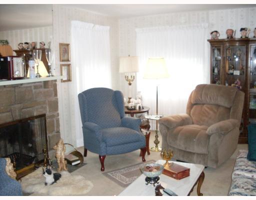 555 Franklin Farms Road Washington, PA 15301 - Photo 4 of 13 Living Room.
