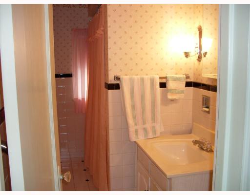 555 Franklin Farms Road Washington, PA 15301 - Photo 8 of 13 Other. Main Bath.