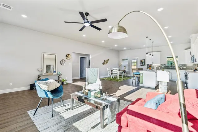 a large kitchen with kitchen island a large island in it