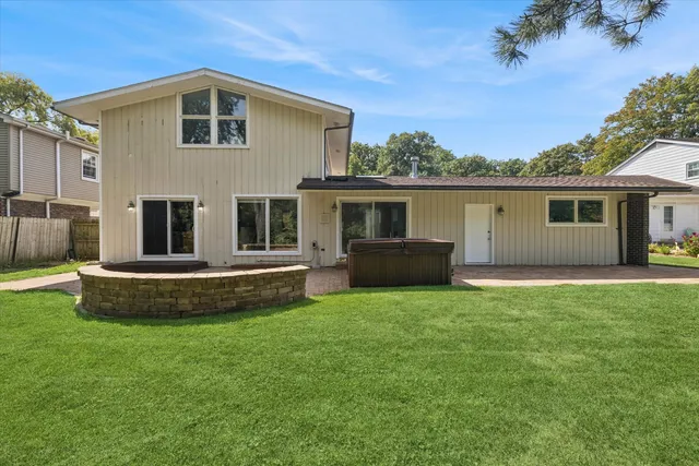 $625,000 | 1136 Barneswood Drive, Downers Grove, IL 60515