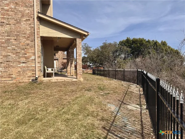 a view of a backyard