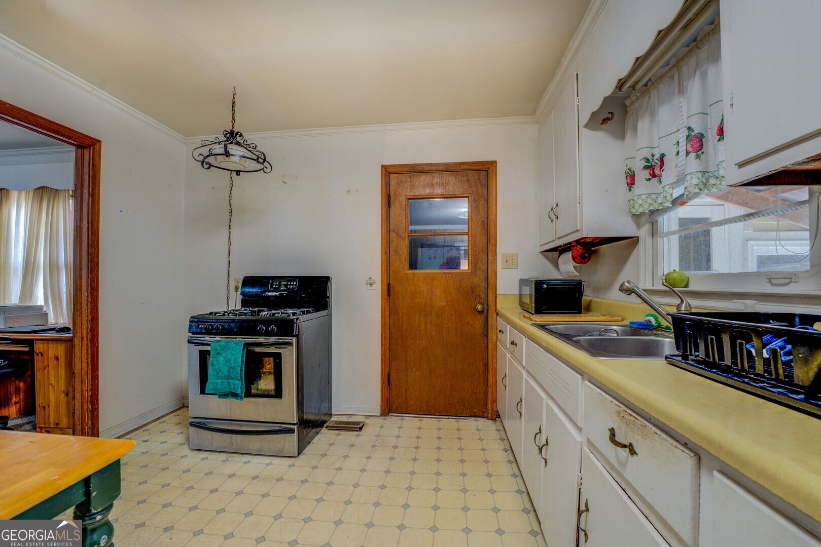 908 Nelson Street Jackson, GA 30233 - Photo 11 of 25 a kitchen with granite countertop a stove and a sink