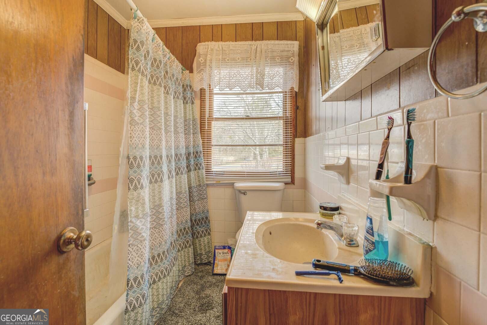 908 Nelson Street Jackson, GA 30233 - Photo 14 of 25 a bathroom with a sink a mirror and a bathtub