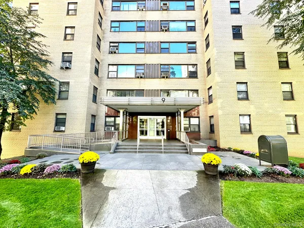 $220,000 | 9 Fordham Hill Ovl, Unit 1H | University Heights