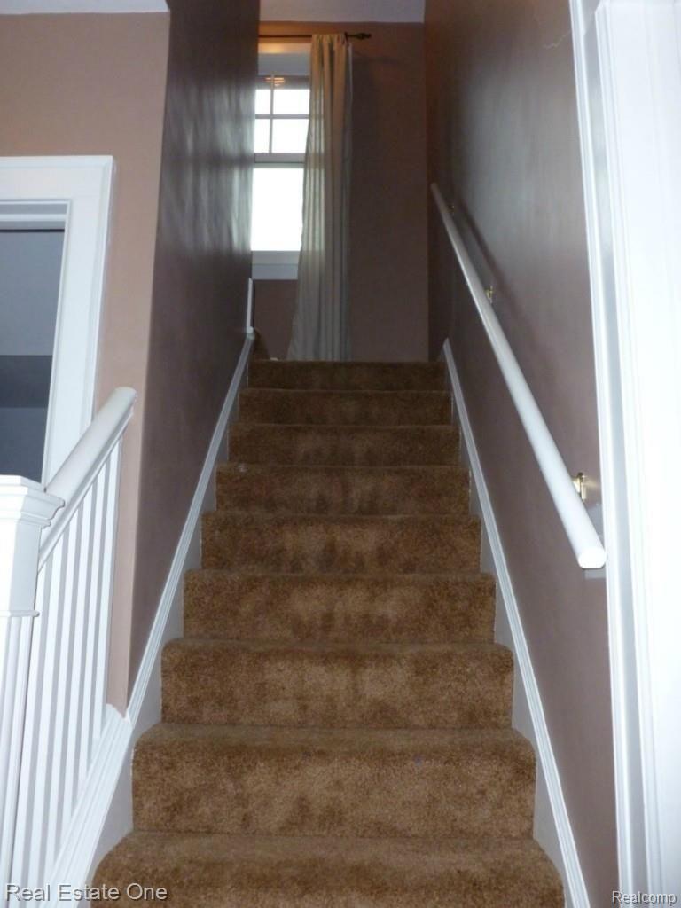 323 Highland Avenue Rochester, MI 48307 - Photo 20 of 35 Stairway