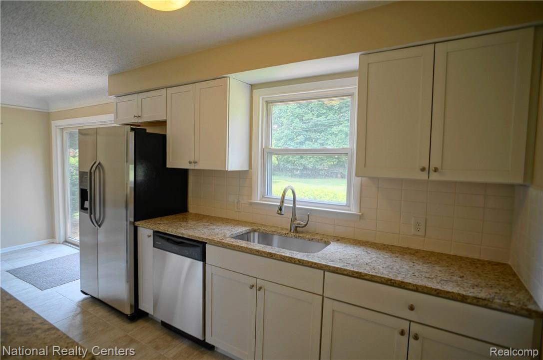 295 Texas Avenue Rochester, MI 48309 - Photo 4 of 18 DSC09163 (1).JPG