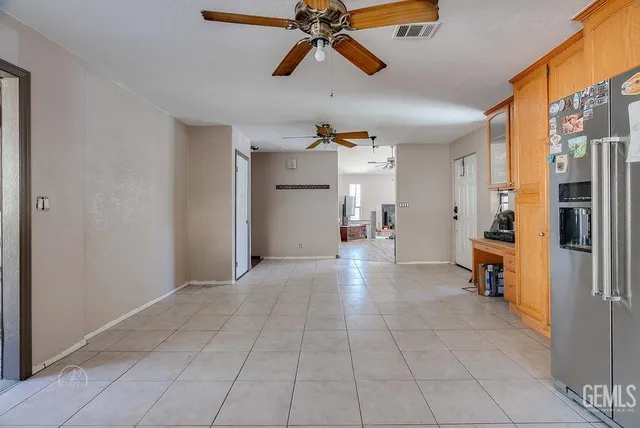a view of entryway and kitchen