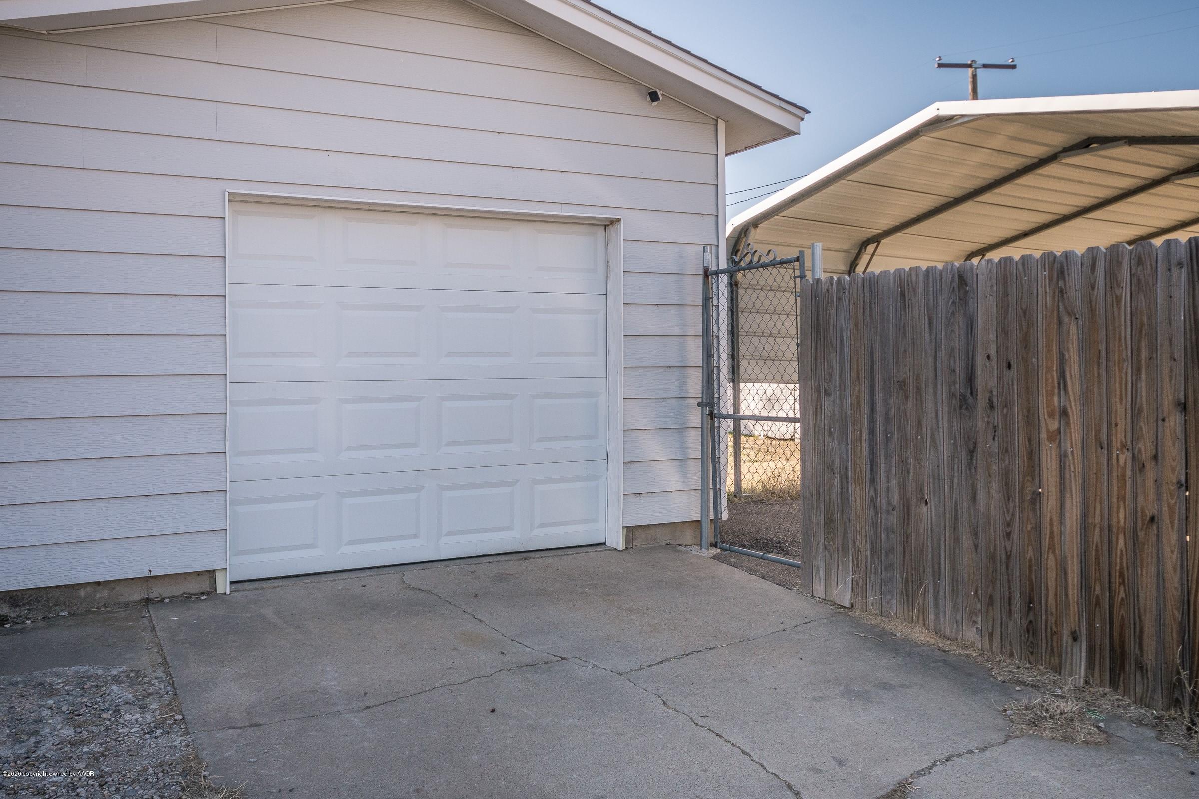 4200 South Bonham Street Amarillo, TX 79110 - Photo 19 of 20 a backyard of a house