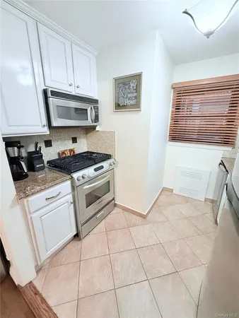 $249,000 | 1213 East Broadway, Unit B12, Hewlett, NY 11557