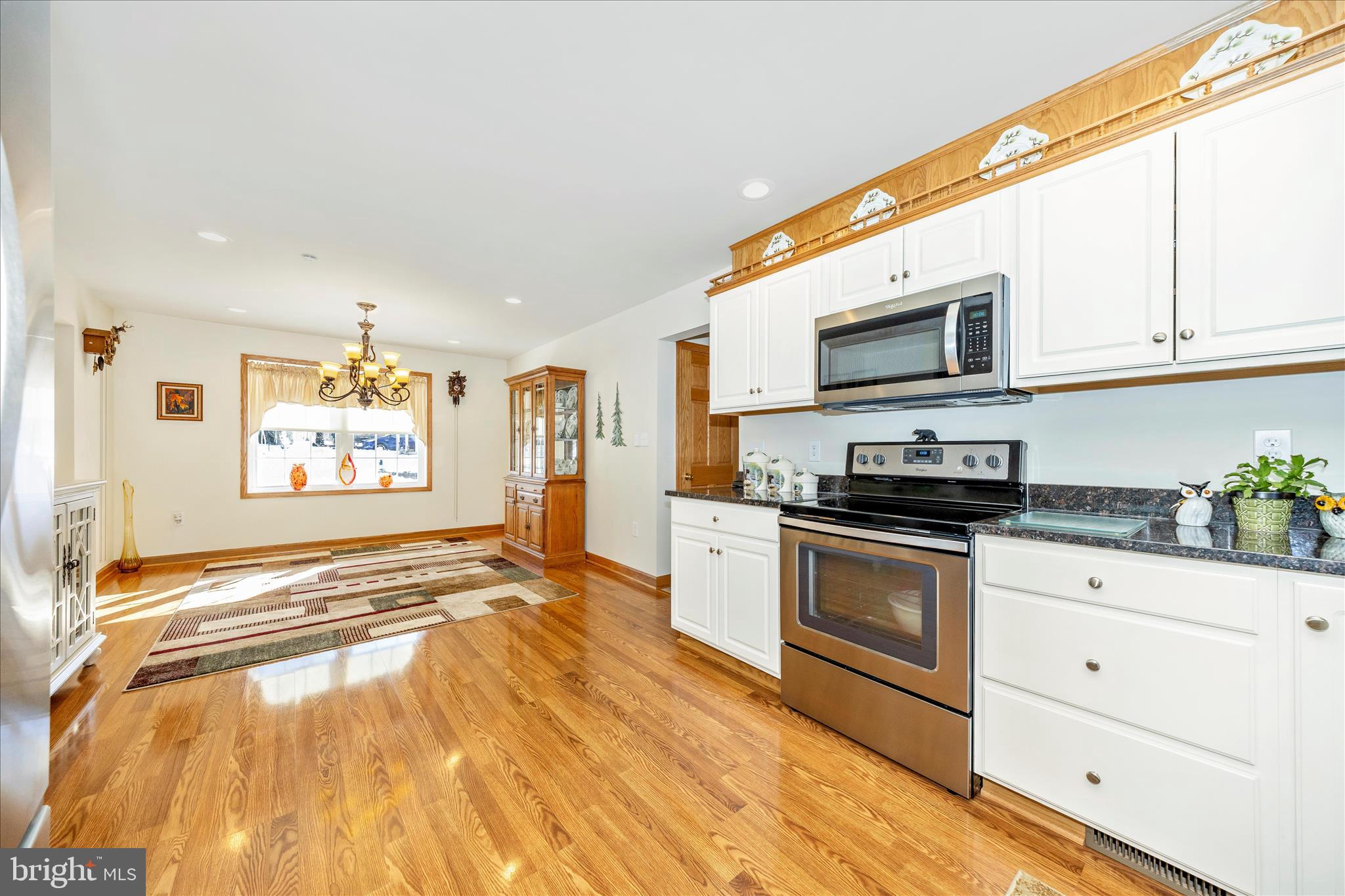19327 Longmeadow Road Hagerstown, MD 21742 - Photo 14 of 52 Kitchen & Dining Room