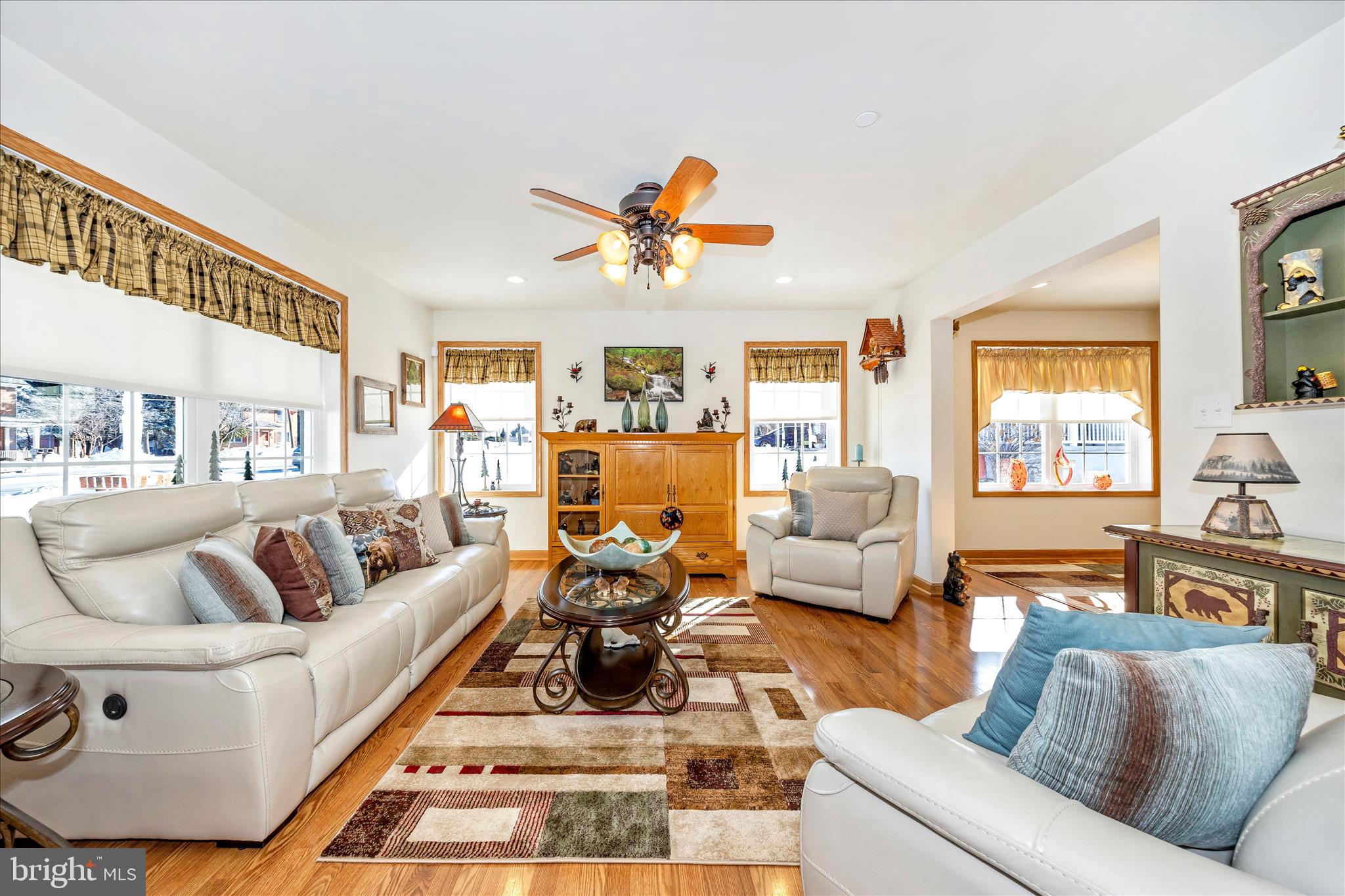 19327 Longmeadow Road Hagerstown, MD 21742 - Photo 4 of 52 Living Room