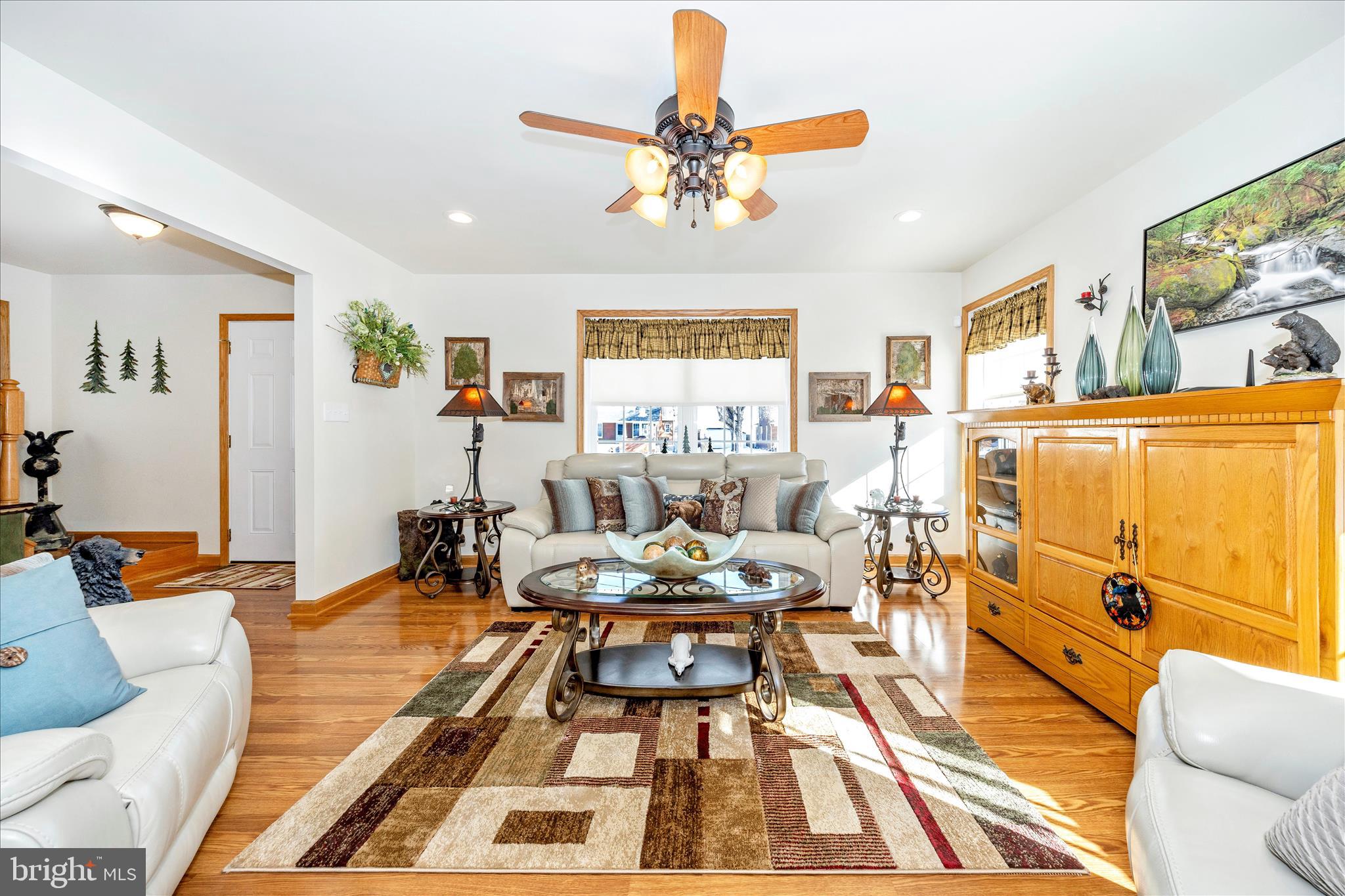 19327 Longmeadow Road Hagerstown, MD 21742 - Photo 6 of 52 Living Room