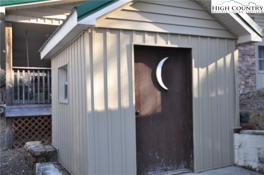 491 Wolfe Road Sparta, NC 28675 - Photo 4 of 37 Gallery Image 4