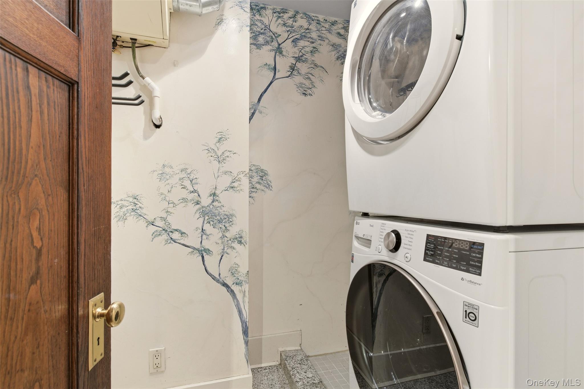 7 Landing Road Huntington, NY 11743 - Photo 22 of 42 a utility room with dryer and washer