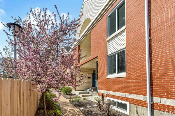 $375,000 | 4328 Maryland Avenue, Unit 5, St. Louis, MO 63108