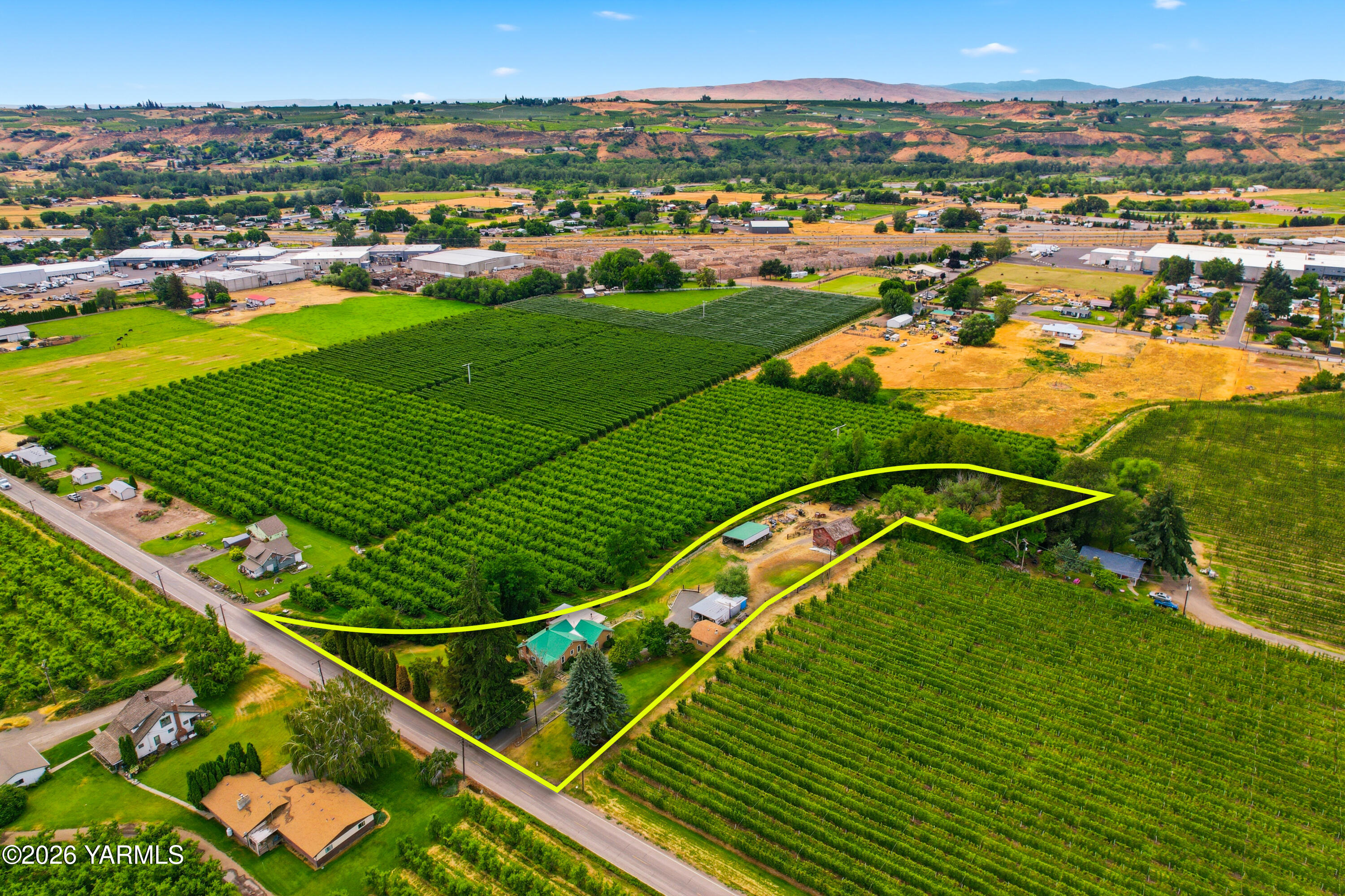 690 North Gleed Road Naches, WA 98937 - Photo 49 of 60 an aerial view of a football ground